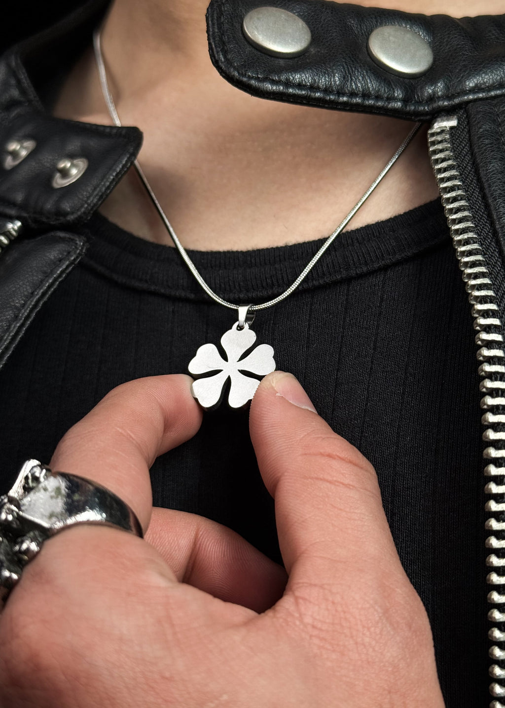 FIVE CLOVER / PENDANT WITH CHAIN