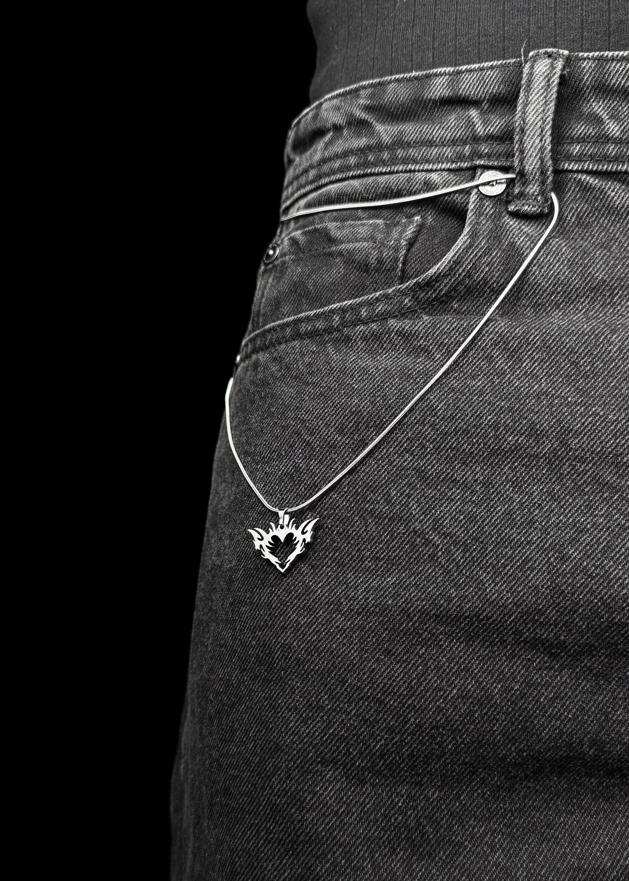 HEART GOTH / PENDANT WITH CHAIN