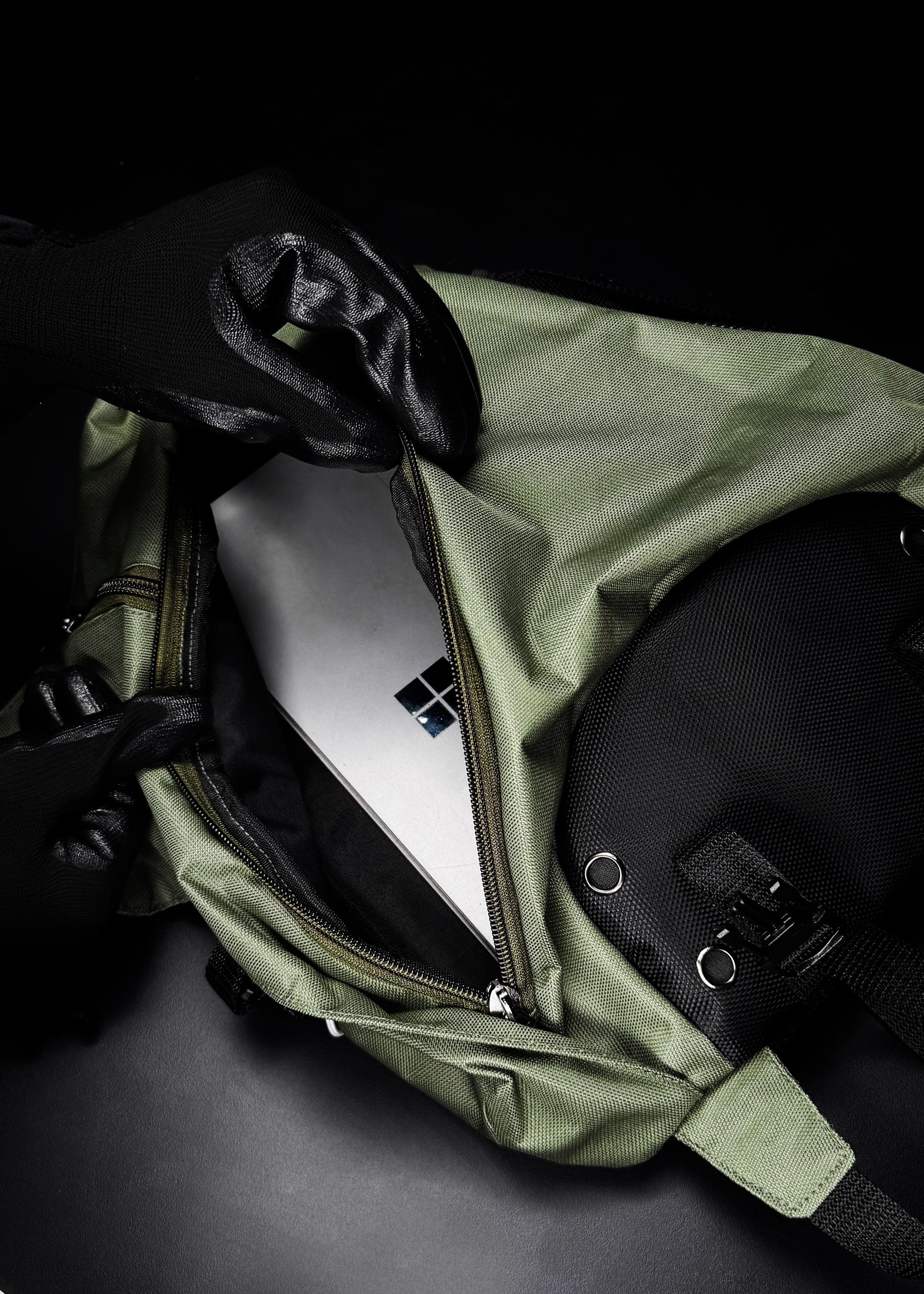 AOT / CROSSBODY BACKPACK