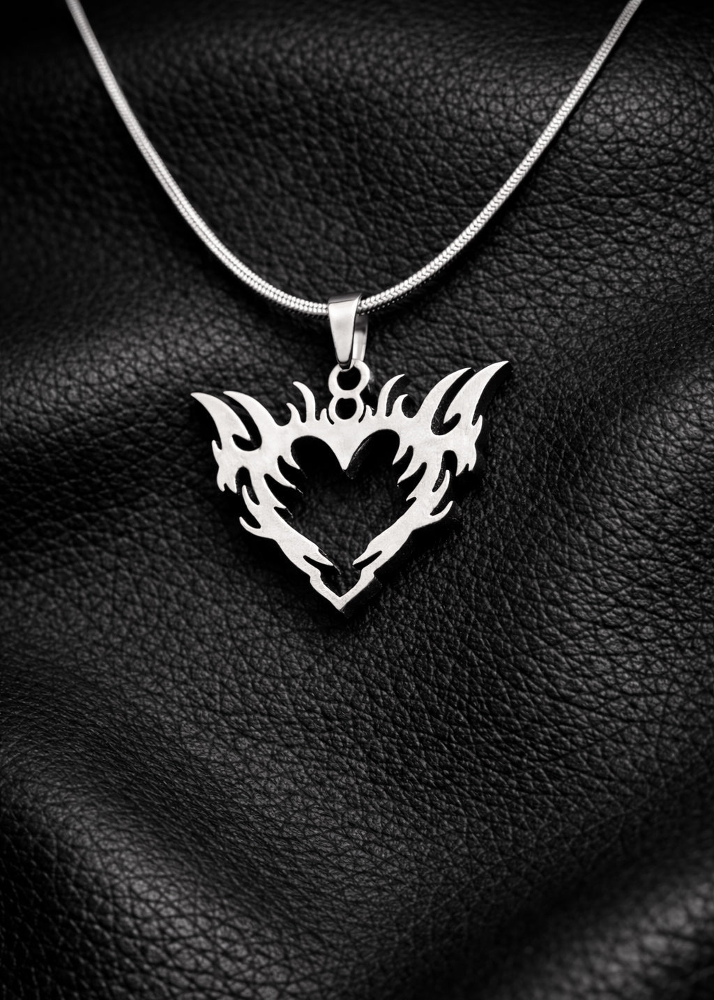 HEART GOTH / PENDANT WITH CHAIN