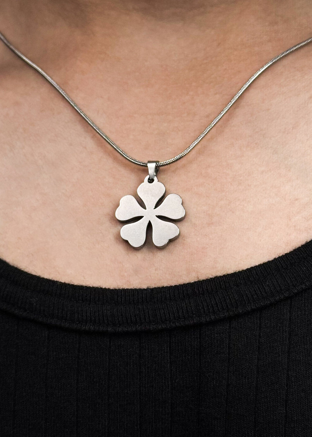 FIVE CLOVER / PENDANT WITH CHAIN