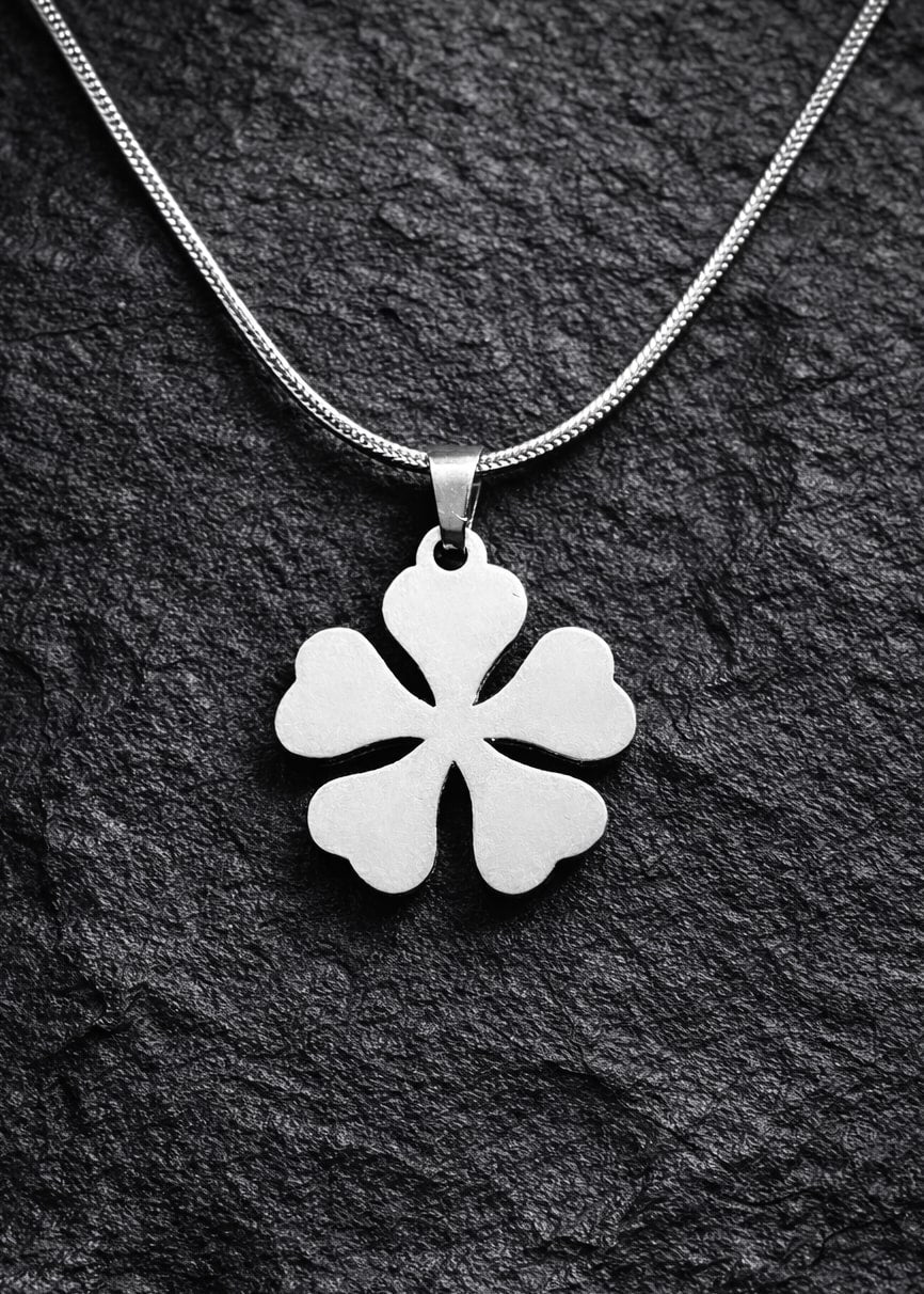 FIFTH LEAF / PENDANT WITH CHAIN